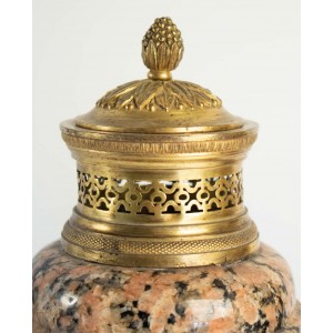 Paire de cassolettes de granite rose et bronze giré, epoch Louis XVI 2