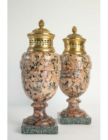 Paire de cassolettes en granite rose et bronze doré, époque Louis XVI, 18ème siècle
