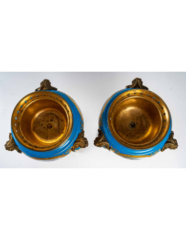 一对漂亮的浅蓝色塞夫勒瓷器花瓶，有签名，19世纪