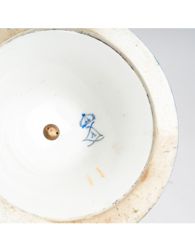 一对漂亮的浅蓝色塞夫勒瓷器花瓶，有签名，19世纪
