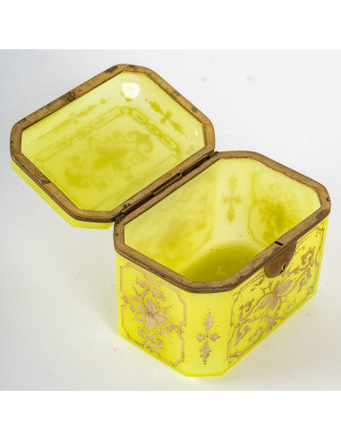 Caja de opalina amarilla, siglo XIX