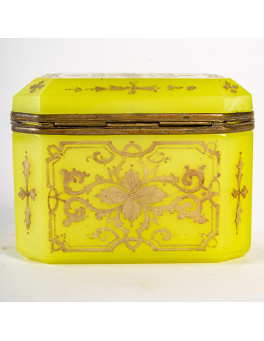 Caja de opalina amarilla, siglo XIX