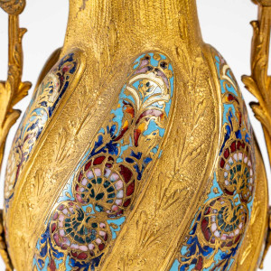 Coppia di vasi in bronzo... 2