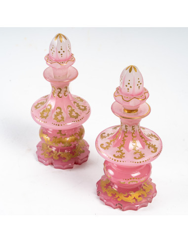 一对粉红色蛋白石香水瓶，19世纪