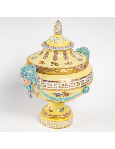 Large covered pot in Berlin porcelain