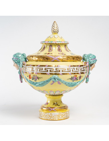 Large covered pot in Berlin porcelain