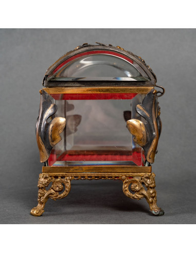 Attractive crystal box, mounted in...