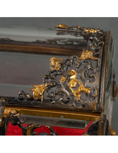 Attractive crystal box, mounted in...