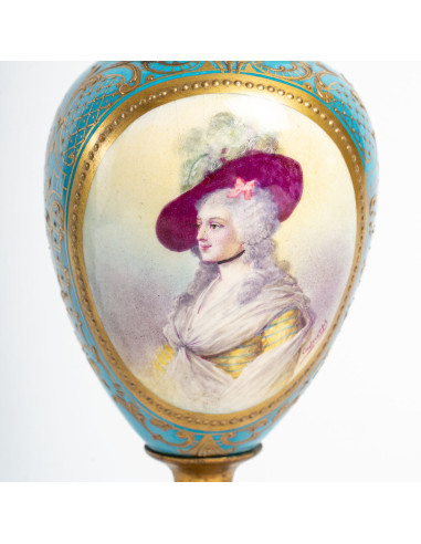 Pár malých porcelánových kasulek sèvres.