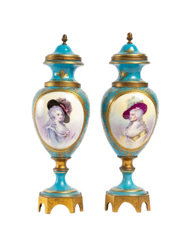 Pár malých porcelánových kasulek sèvres.