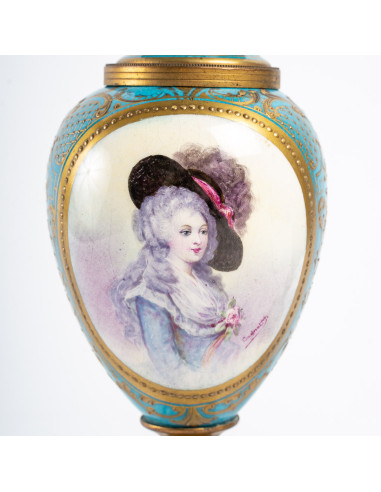 Pár malých porcelánových kasulek sèvres.