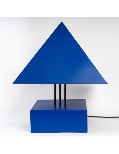 Candeeiro triangular em metal pintado...