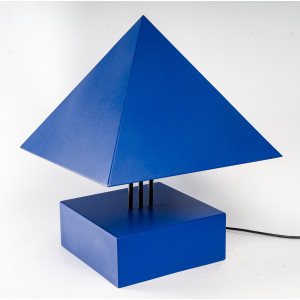 Lámpara triangular de metal... 2