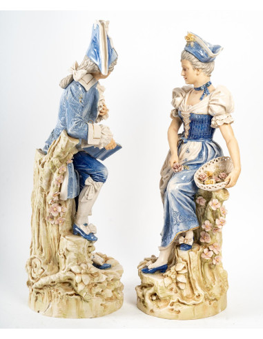 Pár elegánů v dobových šatech, porcelán.