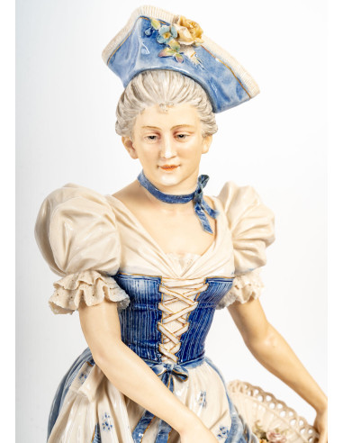 Pár elegánů v dobových šatech, porcelán.