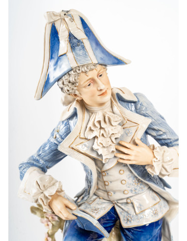 Pár elegánů v dobových šatech, porcelán.