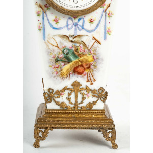 Porcelanowy zegar z XIX wieku. 2