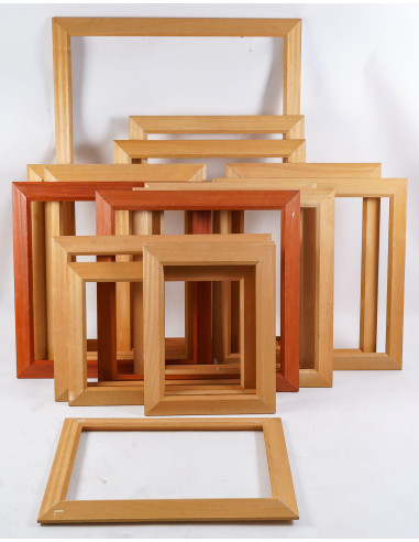 一套 17 个天然木框，用于画布油画。