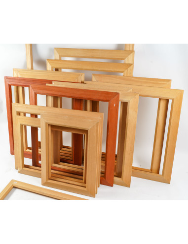 一套 17 个天然木框，用于画布油画。