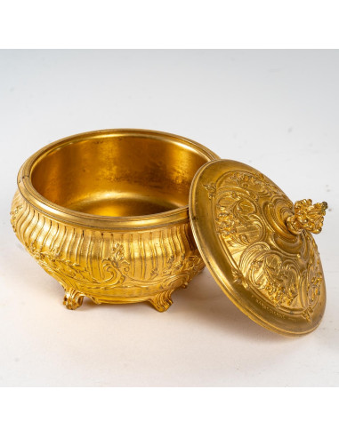 Caixa em bronze dourado, assinada F....