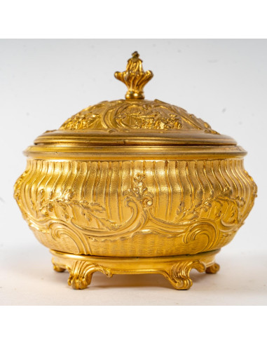 Caixa em bronze dourado, assinada F....