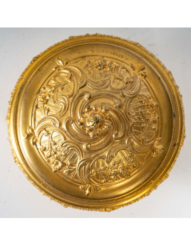 Caixa em bronze dourado, assinada F....