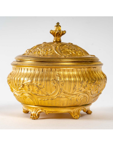 Caixa em bronze dourado, assinada F....