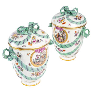 Para dużych porcelanowych...