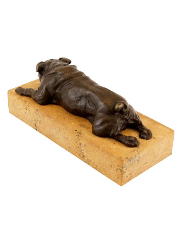 石头底座上的斗牛犬青铜动物雕塑。