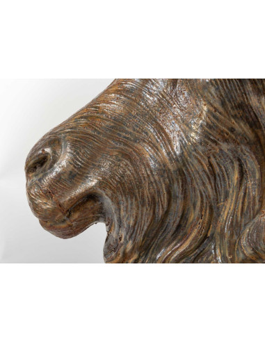 底座上的古董铸铁公羊雕塑。