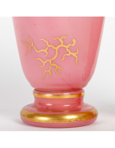 一对粉红色乳白小花瓶，19 世纪。
