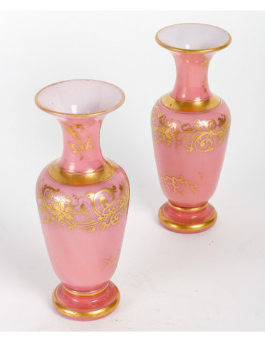 Coppia di piccoli vasi opalini rosa,...