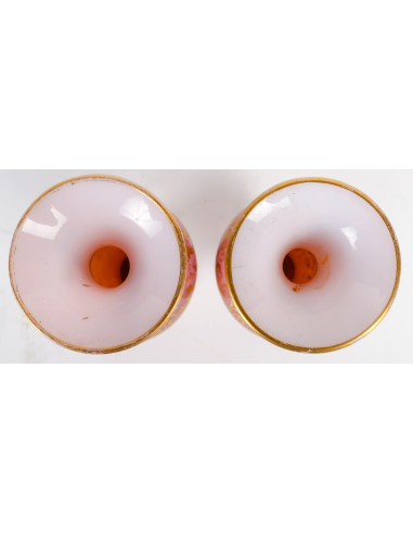 一对粉红色乳白小花瓶，19 世纪。