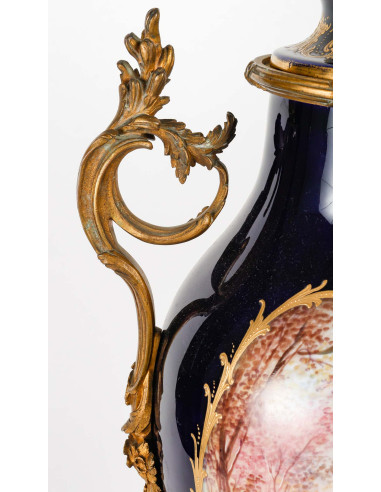 Rare paire de vases couverts en...