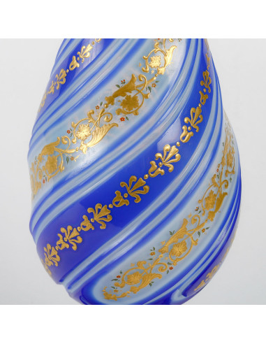 Jarrón de opalina esmaltado en oro,...