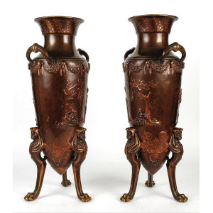 Um par de vasos em bronze...