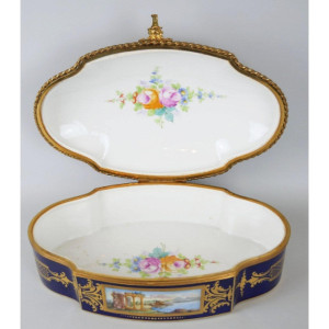 Caixa em porcelana e bronze... 2