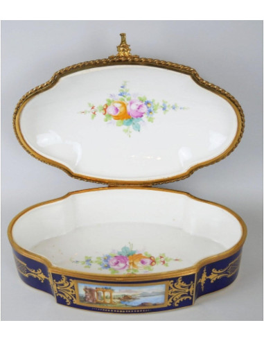Caixa em porcelana e bronze dourado,...