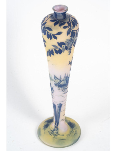新艺术风格玻璃花瓶，由艺术家 De Vez 制作。