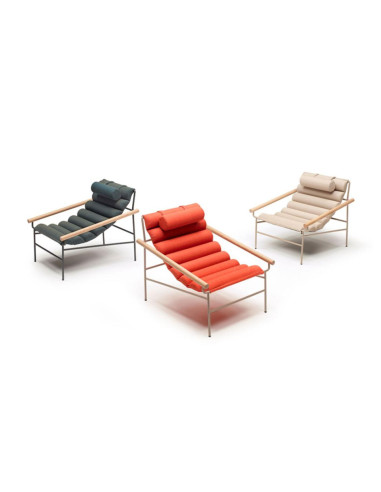 Orangefarbener Sessel in Wellenform...