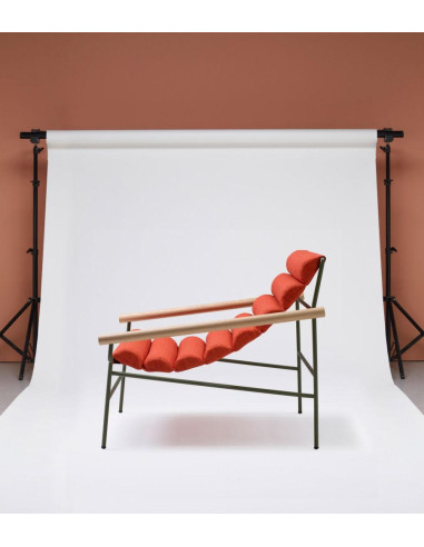Orangefarbener Sessel in Wellenform...