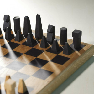棋盘，现代设计，实心橡木和色漆，21 世纪。 2