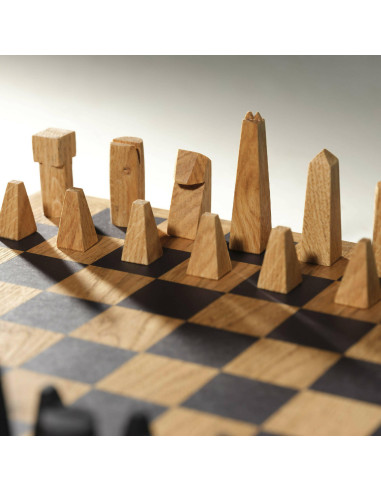 棋盘，现代设计，实心橡木和色漆，21 世纪。