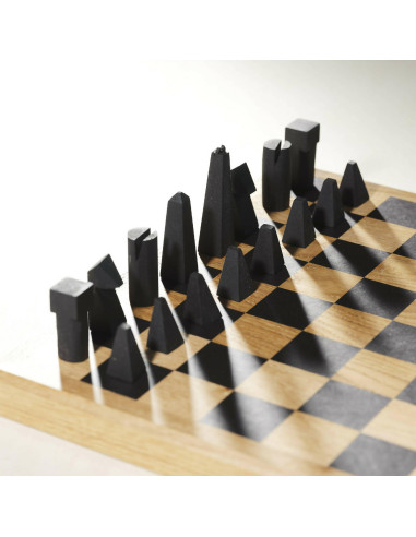 棋盘，现代设计，实心橡木和色漆，21 世纪。