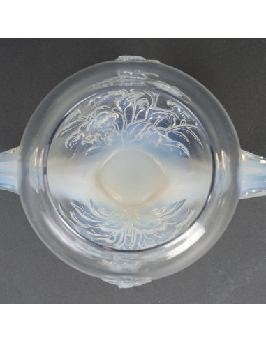 来自 Verlys 的乳白色玻璃花瓶，20 世纪早期。