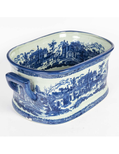 蓝色陶制花盆，署名 Victoria Ware，20 世纪。