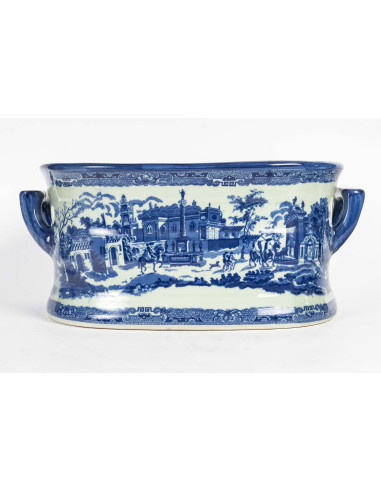 蓝色陶制花盆，署名 Victoria Ware，20 世纪。