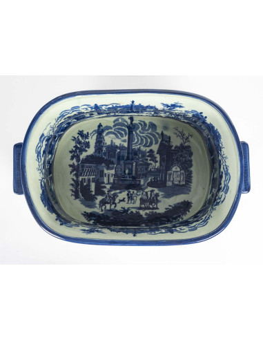 蓝色陶制花盆，署名 Victoria Ware，20 世纪。