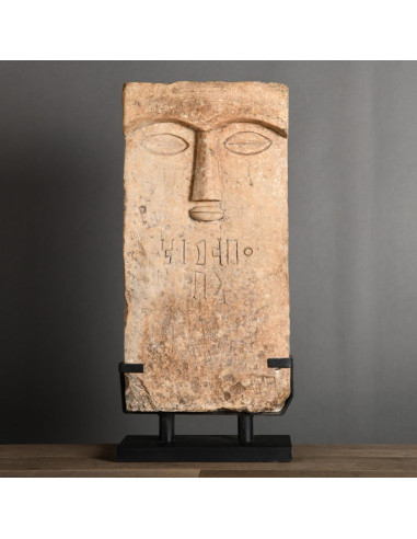 雕塑，表现古代神灵的石碑，20 世纪。