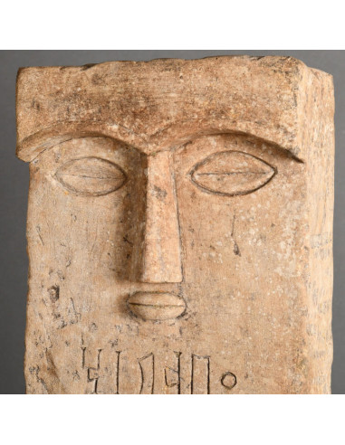 雕塑，表现古代神灵的石碑，20 世纪。
